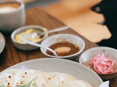 烟熏三文鱼配烤饺子皮和芥末籽酱-BOR Eatery(安福路店)