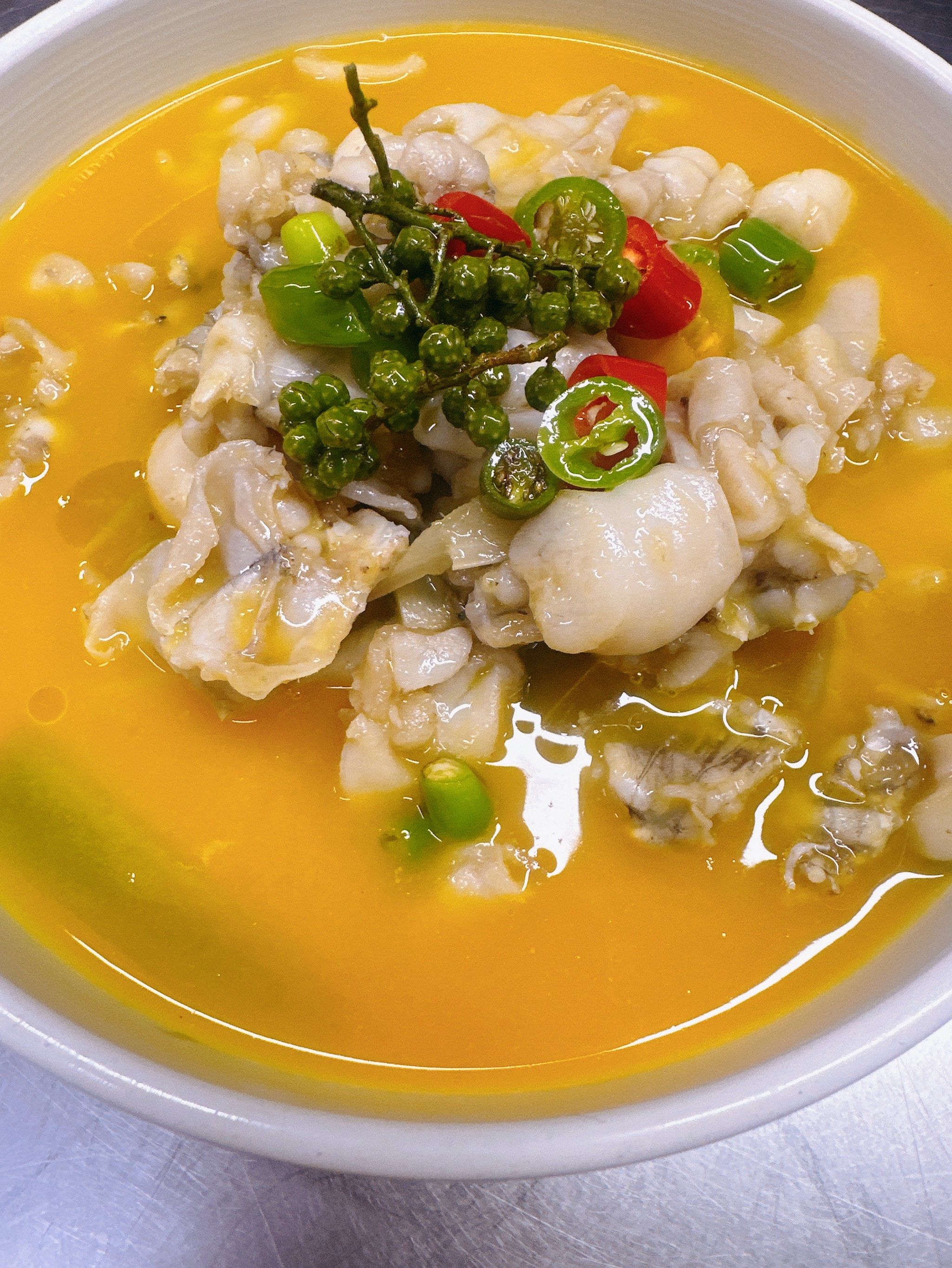 鲜嫩的牛蛙肉是这道菜的主角,每一块都饱满紧实