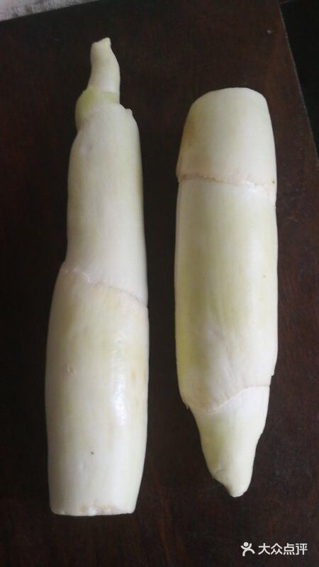 将瘦肉切丝，在锅中炒至半熟，装盘备用