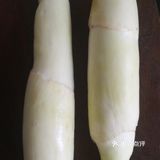 将瘦肉切丝，在锅中炒至半熟，装盘备用