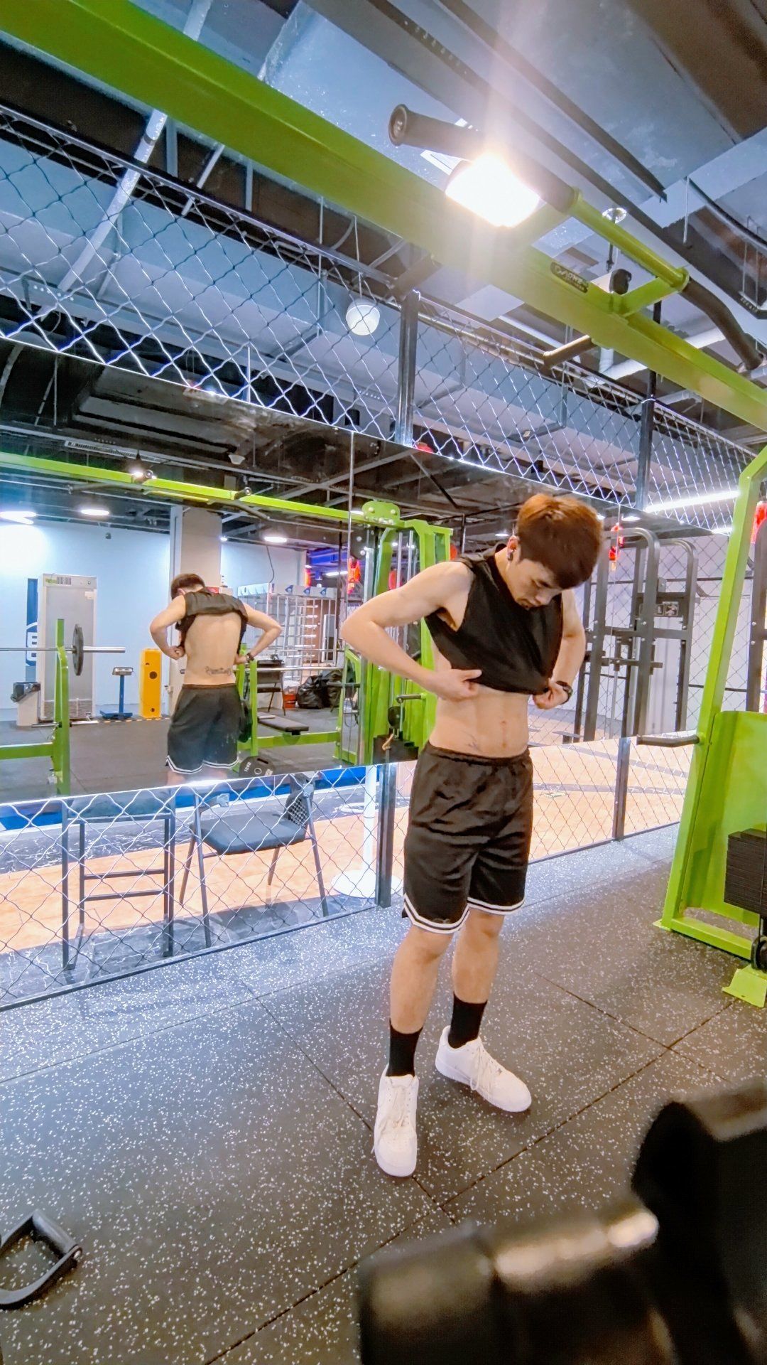 过年啦,1️⃣起来摸摸男大体育生的腹肌