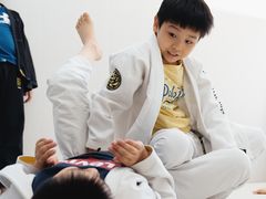 -菠萝格斗巴西柔术训练馆