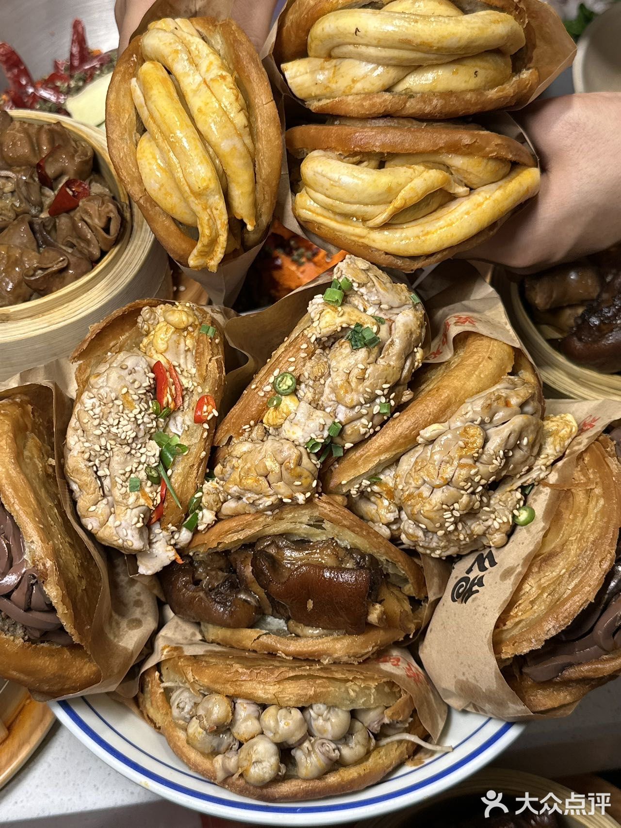 太好吃了！挑挑肥肠！鸭血面！奶豆腐！根本夸不完！