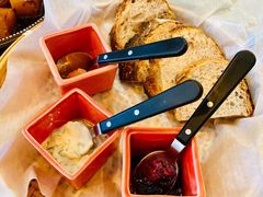 三种酱配酸面包-Mesa Madre梅萨妈妈·Bintana(国贸店)