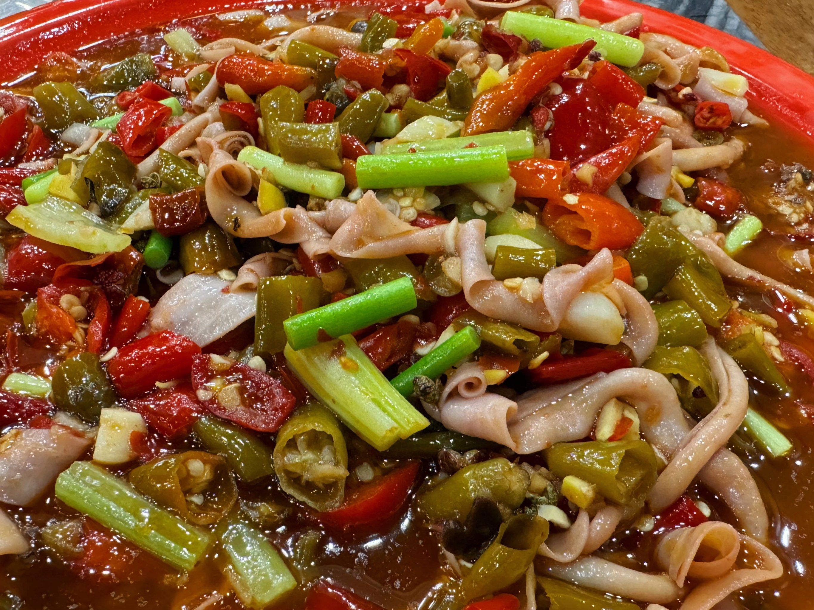 走街串巷来吃黑大兔,尖椒兔和泡椒鸭肠吃得我俩直叫爽😋墙裂推荐!