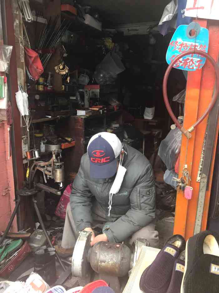 田师傅机器修鞋-"我在这边拍照的时候,我发现很多人也跟着我.