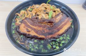 Braised Pork and Wheat Gluten Noodles