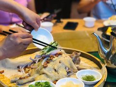 捞起手撕鸡-绿华园休闲山庄