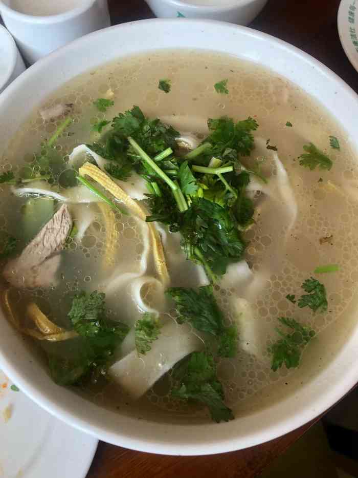 萧记烩面-"出差培训来到这里吃饭.人气还可以,中午过.