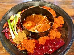 牛油番茄鸳鸯锅-乡当俏老火锅