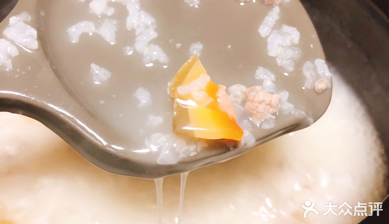 十五分钟快手早餐！营养美味的皮蛋瘦肉粥
