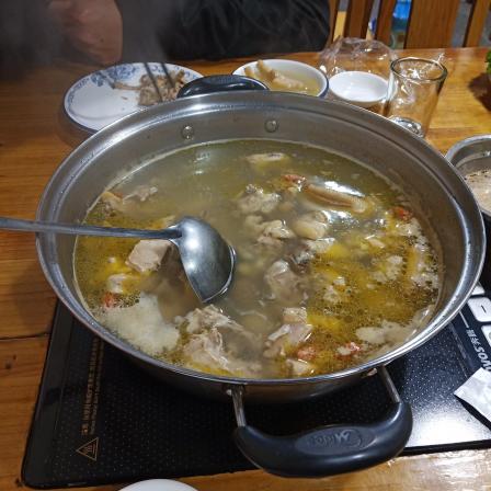 环境比较平常还是比较干净的每个桌上都有一台电磁炉用来加热的