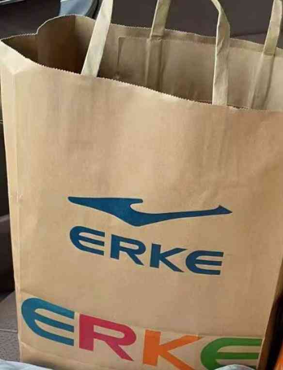 夏天到了该换鞋了买鞋你可以去鸿星尔克店里商品比较多有衣服鞋子很