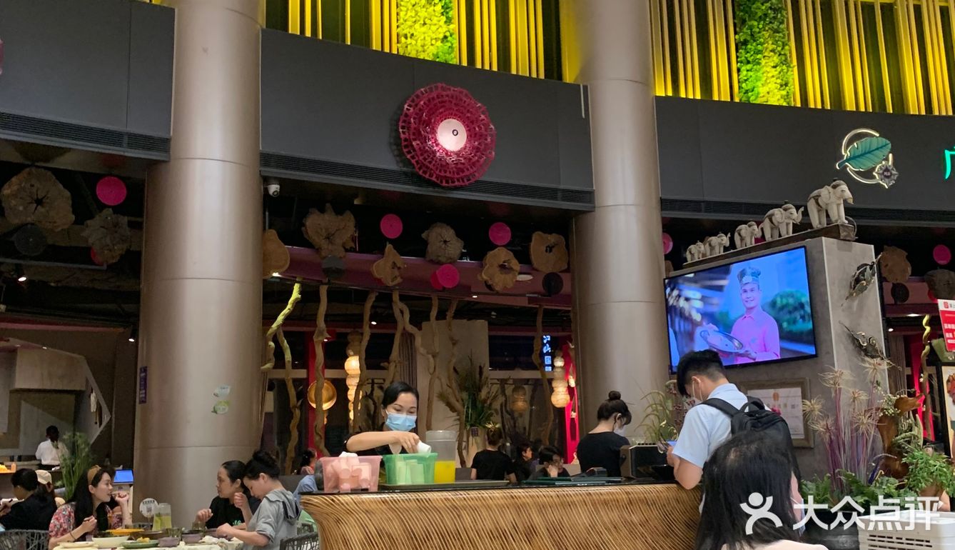 菠萝海鲜饭全场最惊艳 好吃料很丰富 有葡萄干肉松