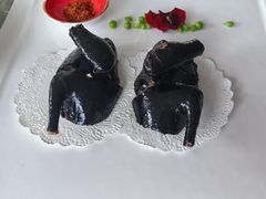 招牌墨鱼汁脆皮乳鸽-于塗·文化餐厅(棕榈店)