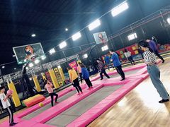 -嘿哟动霸CHUA·新潮玩运动娱乐中心·蹦床滑冰团建乐园