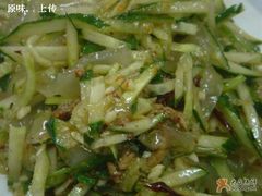 洒满黄瓜的拉皮-哈尔滨风味小吃东北菜(五角场店)