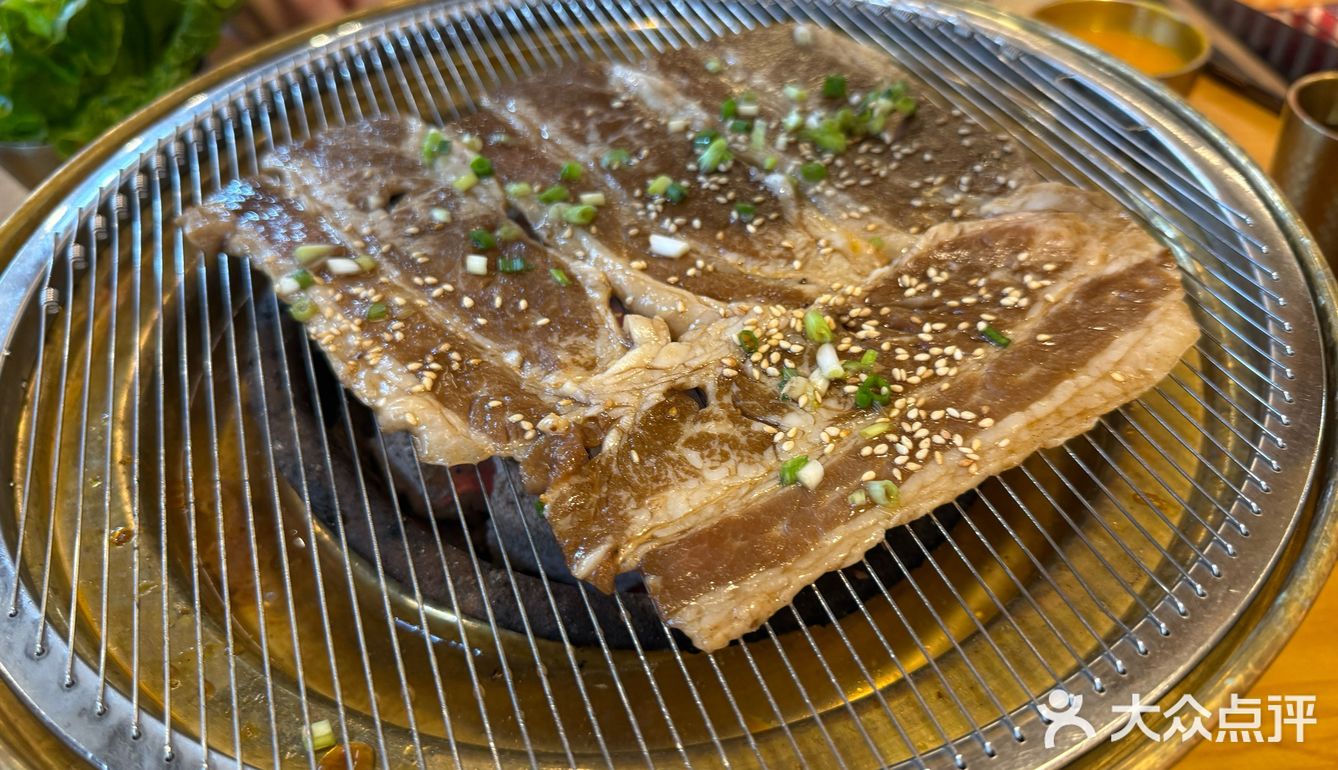 大咬烤肉满足感-闻老头菊花碳烤肉