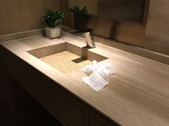 餐厅洗手间台子上有用过的纸巾-上海嘉定喜来登酒店