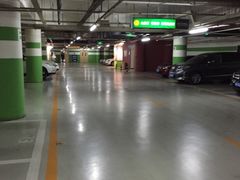 -蓝色港湾停车场
