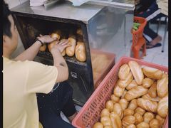 -Bánh Mì Huynh Hoa