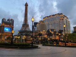 -现代经典婚纱摄影