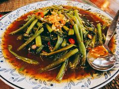 炒空心菜-卷心菜和避孕套餐厅(Pattaya)