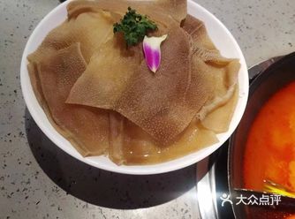 他们家的牛蛙个头挺大的，能看到新鲜肥美的牛蛙腿肉