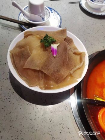 他们家的牛蛙个头挺大的,能看到新鲜肥美的牛蛙腿肉