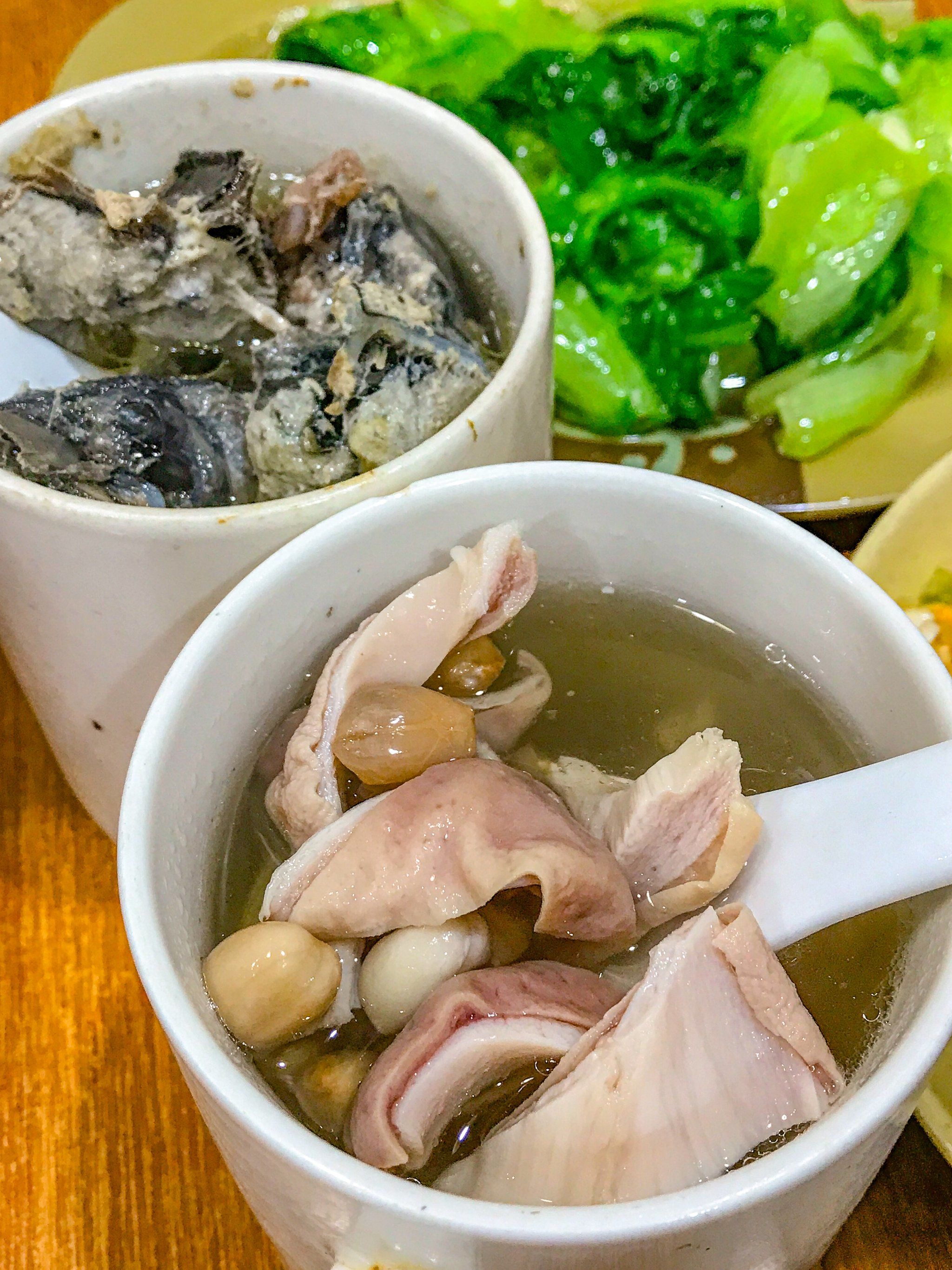 n✔️乌鸡炖罐🍗
汤清香甘甜,搭配嫩滑的乌鸡肉,每一口都让