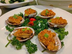 蒜蓉蒸鲍鱼-荣粤酒家·融合粤菜·海鲜火锅