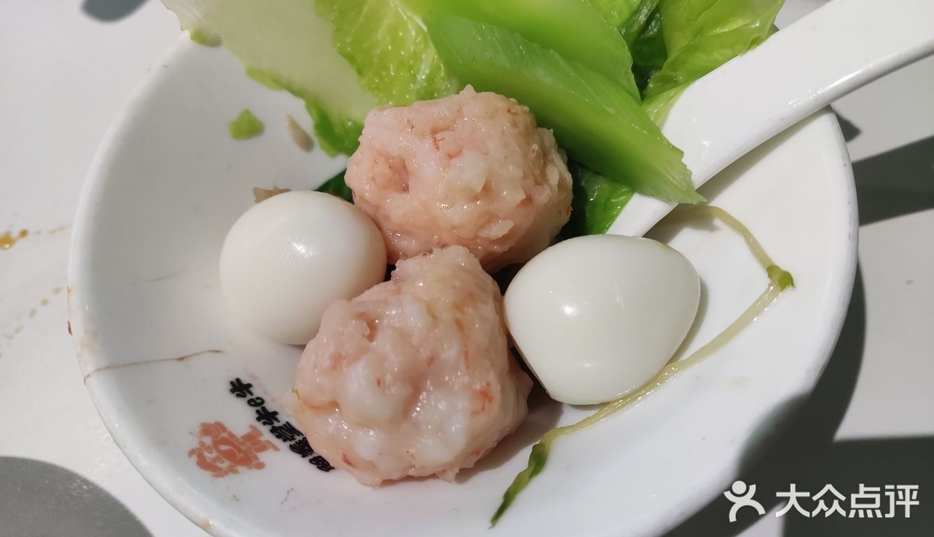 有18元的牛腩锅，不辣，还有38元的鸳鸯锅，锅很大