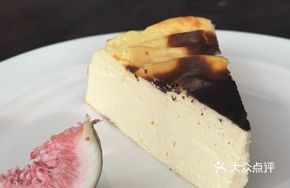 Fig Cream Basque Cheesecake