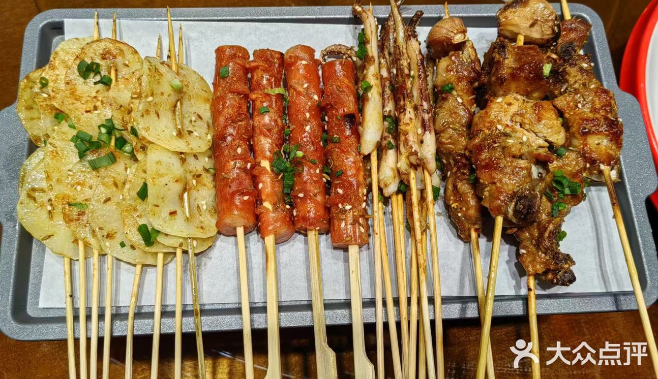  首先，必点他们家的招牌——秘制羊肉串！
