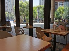 靠窗位-Dough&Joe团憩(瑞虹天地月亮湾店)