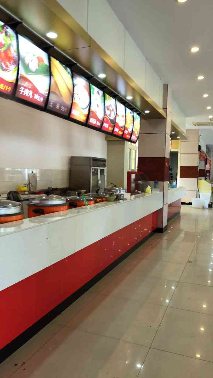 打分 餐厅比较整洁.现做现卖操作比较有趣.服务区整体经营不错.