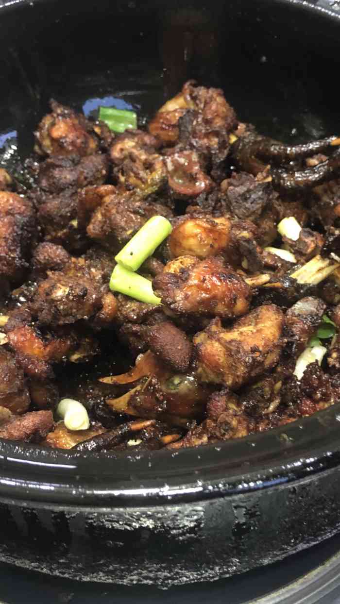 红枫寨瓦香鸡(交通路店)-"开挺多年的老店了,环境还过的去啦,服务态.