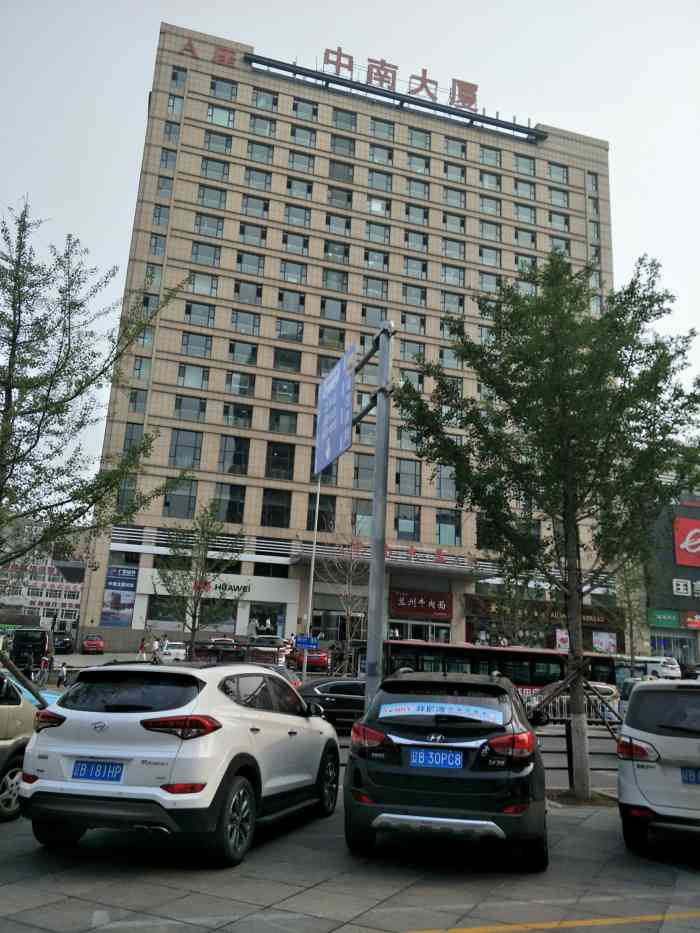 中南大厦a座 在华南商圈 公交枢纽站旁边 一进大厅