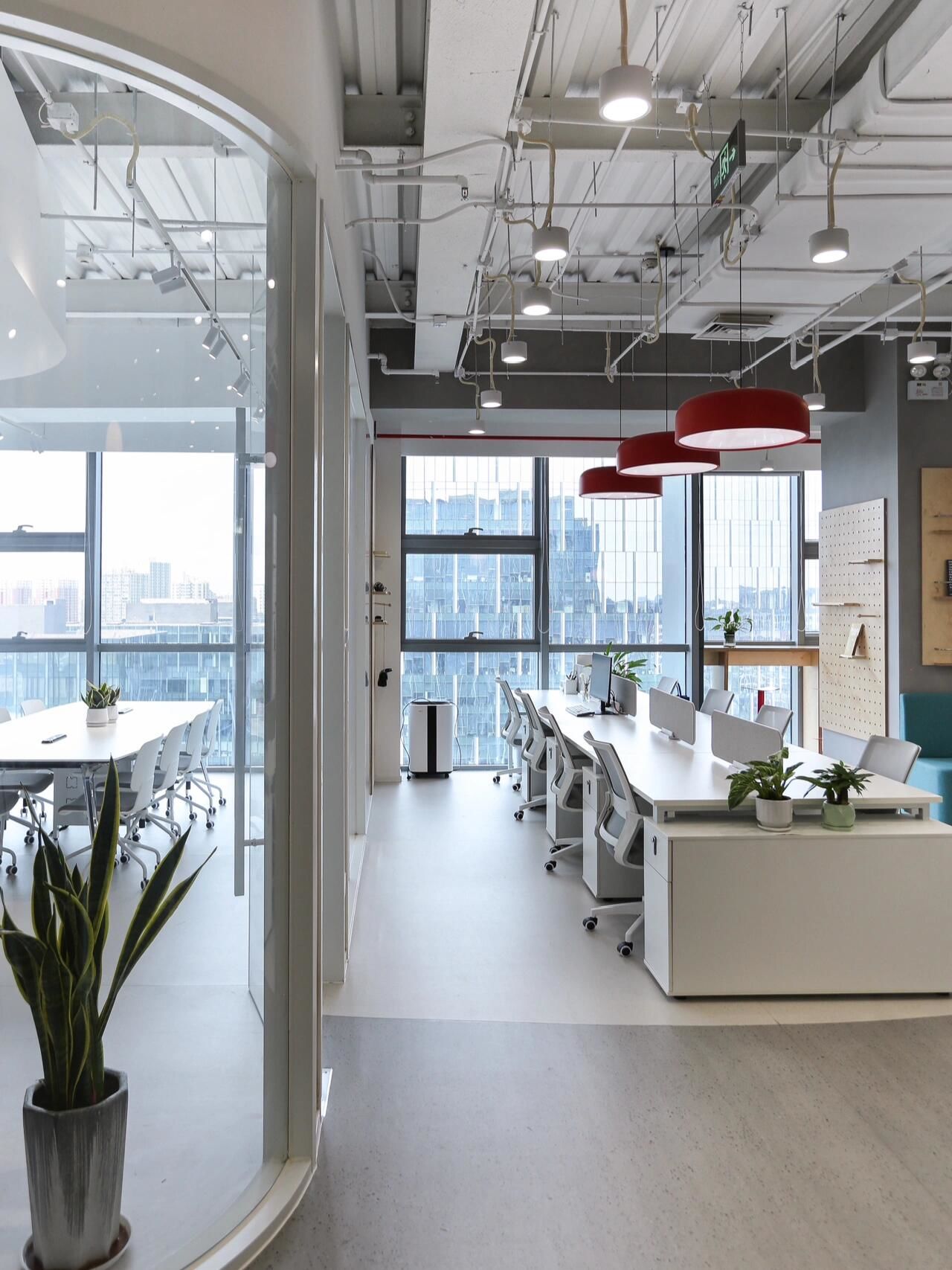 现代简约办公室设计,抛开一切华而不实的装饰,保留建筑最本真的空间