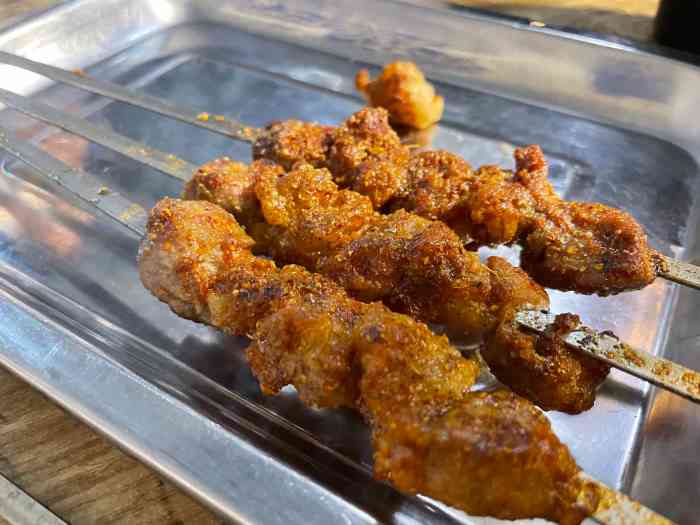 新疆火焰山烤肉美食-"老板和他的朋友一起开的店,朋友是新疆人 .