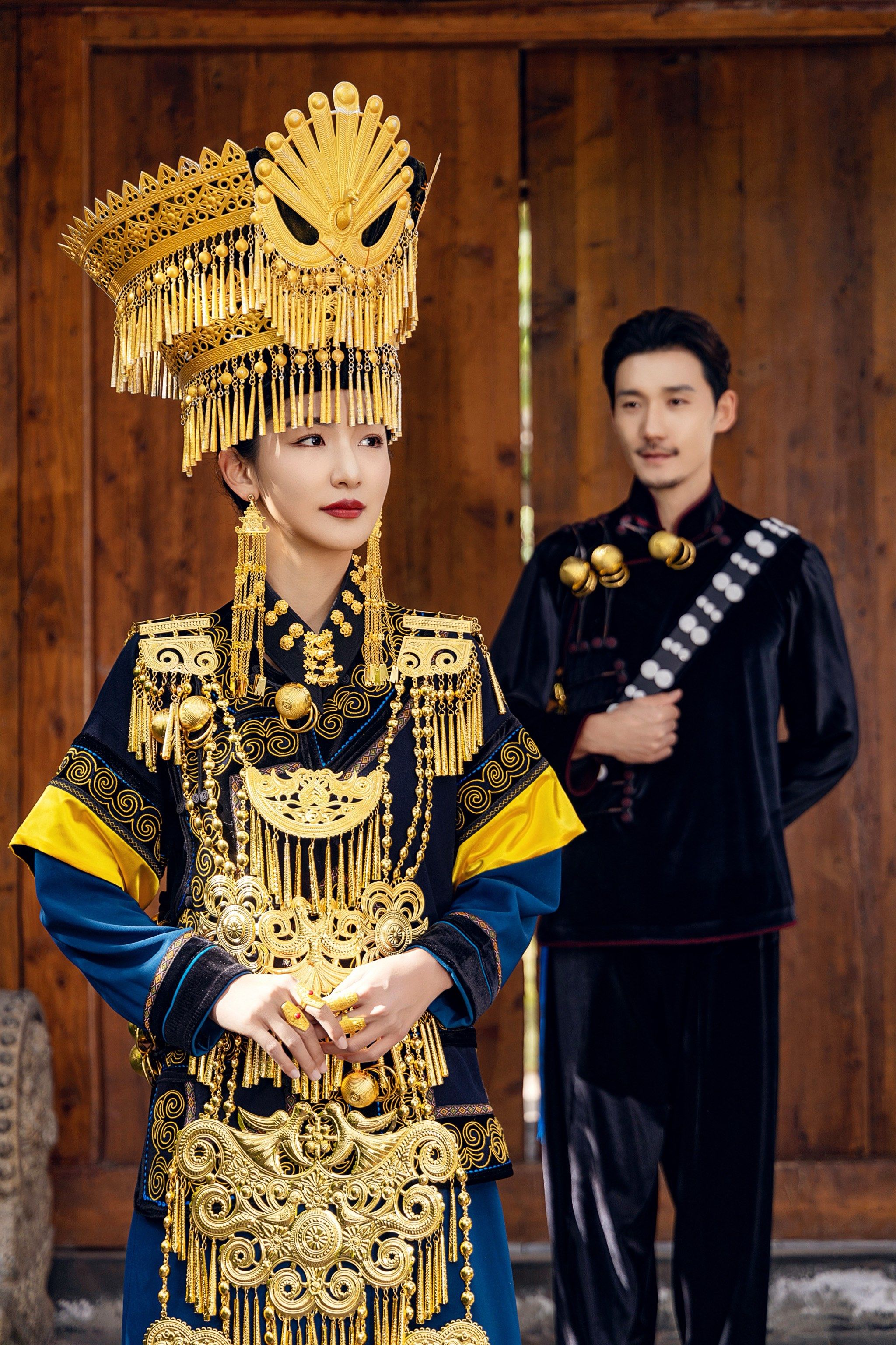 庄重霸气的黑金彝族婚纱照