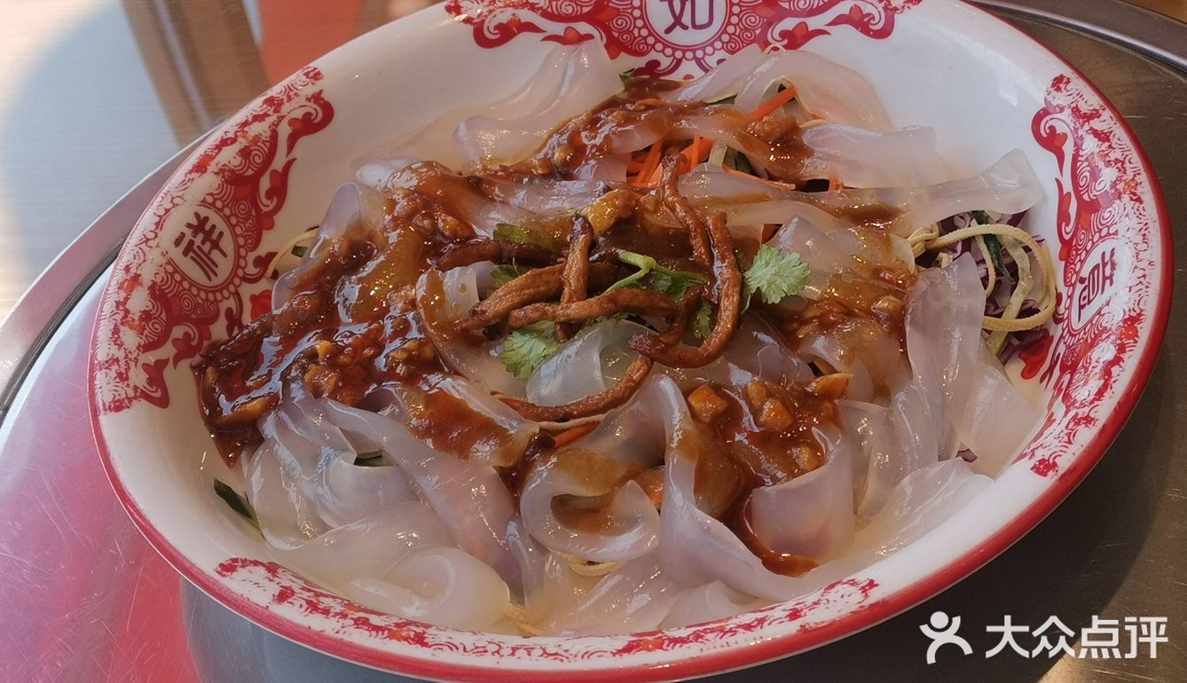 砂锅江湖菜馆。份量真的很足！两个人还没吃完！