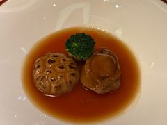 南非吉品鲍鱼伴花菇-天龙轩(香港丽思卡尔顿酒店)