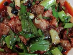 蒜苗回锅肉-茅屋大酒店