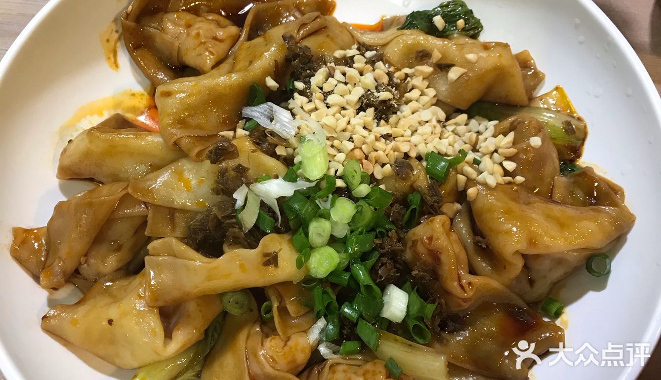 我有时候会晚上去吃面。主要特色面是宜宾的燃面系列