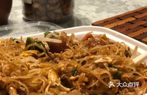 Beef Shank and Ham Stir-Fried Rice Noodles