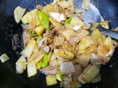 尖椒土豆片肉炒-翠花上酸菜