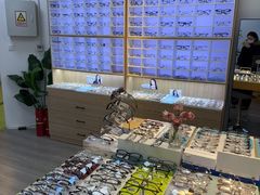 -天空之镜眼镜店蔡司依视路配镜授权零售店(望京颐堤港店)