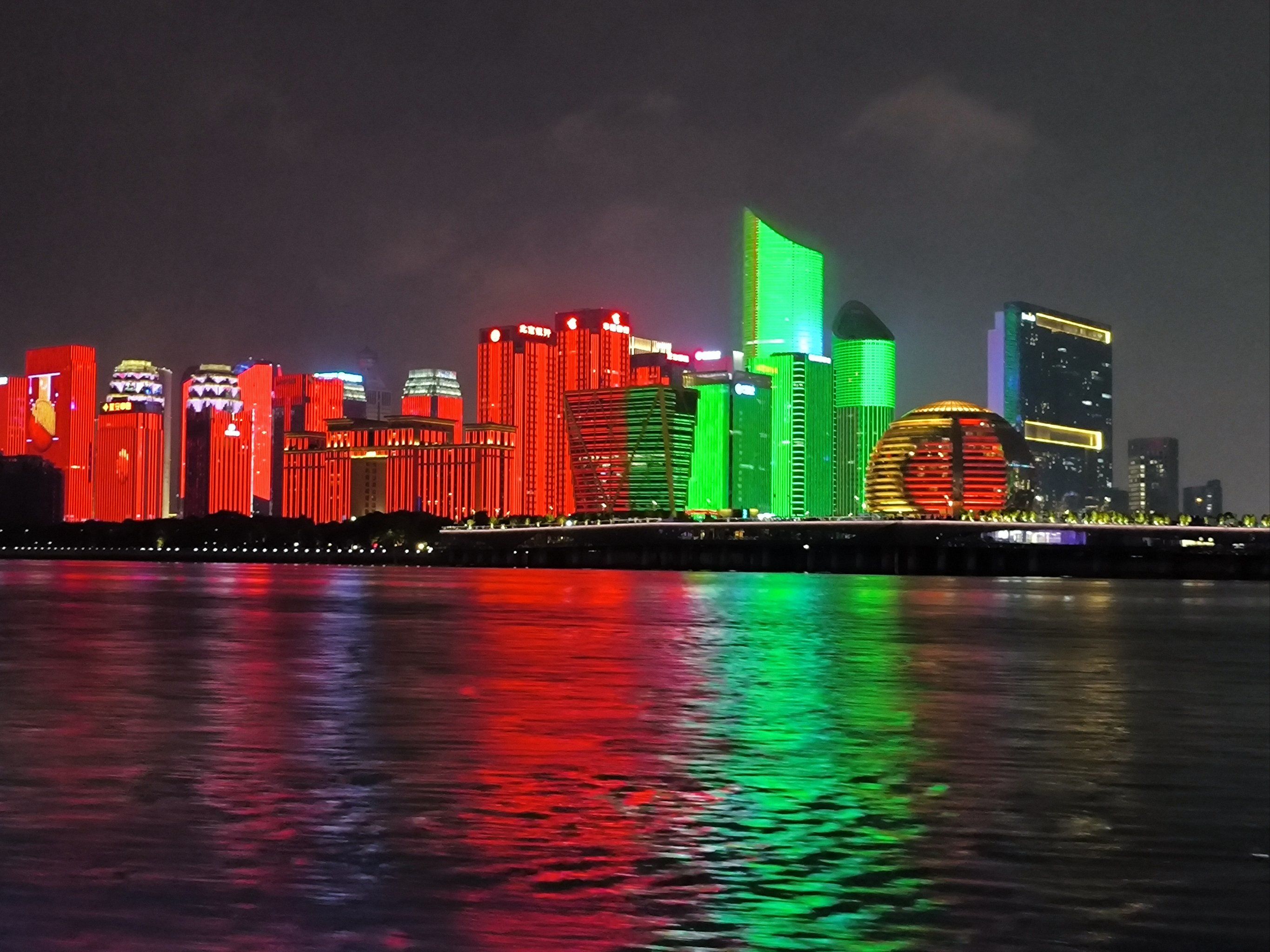 杭州的夜景确实美,坐着游轮在钱塘江上.两岸的灯光秀非常漂亮.