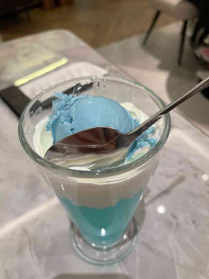 香烤鸭比萨」 烤鸭披萨中规中矩 鸭肉分量还是挺足的 「朵朵冲绳海盐